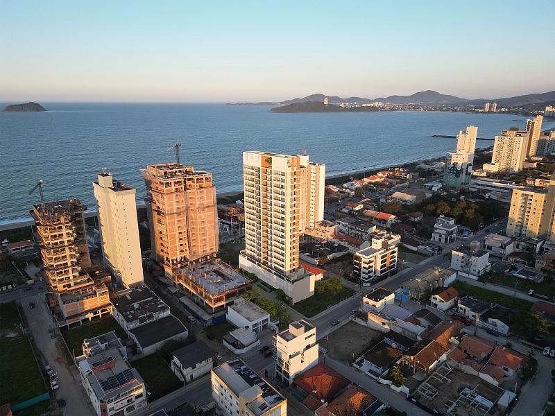 AYA | Localizado a apenas 200 metros da praia, em Balneário Piçarras, um paraíso de águas limpas e seguras, reconhecido com o selo Bandeira Azul.