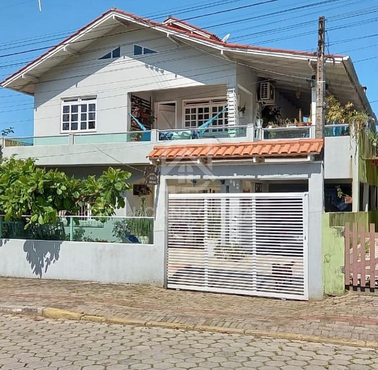 Casa em Condomínio, Sobrado residencial 2 suítes + 5 dormitórios, Ótimo para investimento, Centro, Bombinhas. Bombinhas - Centro