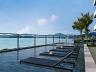 Piscina com deck molhado