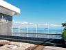 Piscina com Deck elevado e vista para o mar