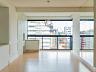 Apartamento semimobiliado: Living com sacada integrada