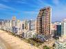 Arquitetura moderna com andares escalonados | Fachada em pele de vidro e pastilhado