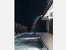 Piscina com borda infinita e cascata