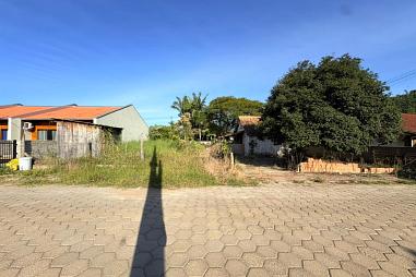 Terreno com casa de madeira