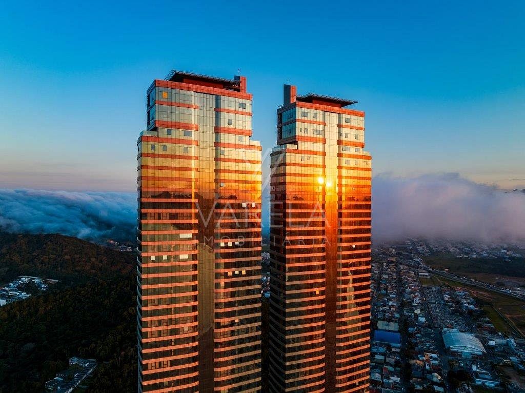 Balneário Camboriú ou Itapema: torres douradas ao pôr do sol na Barra Sul de Balneário Camboriú, vistas do alto com o mar ao fundo