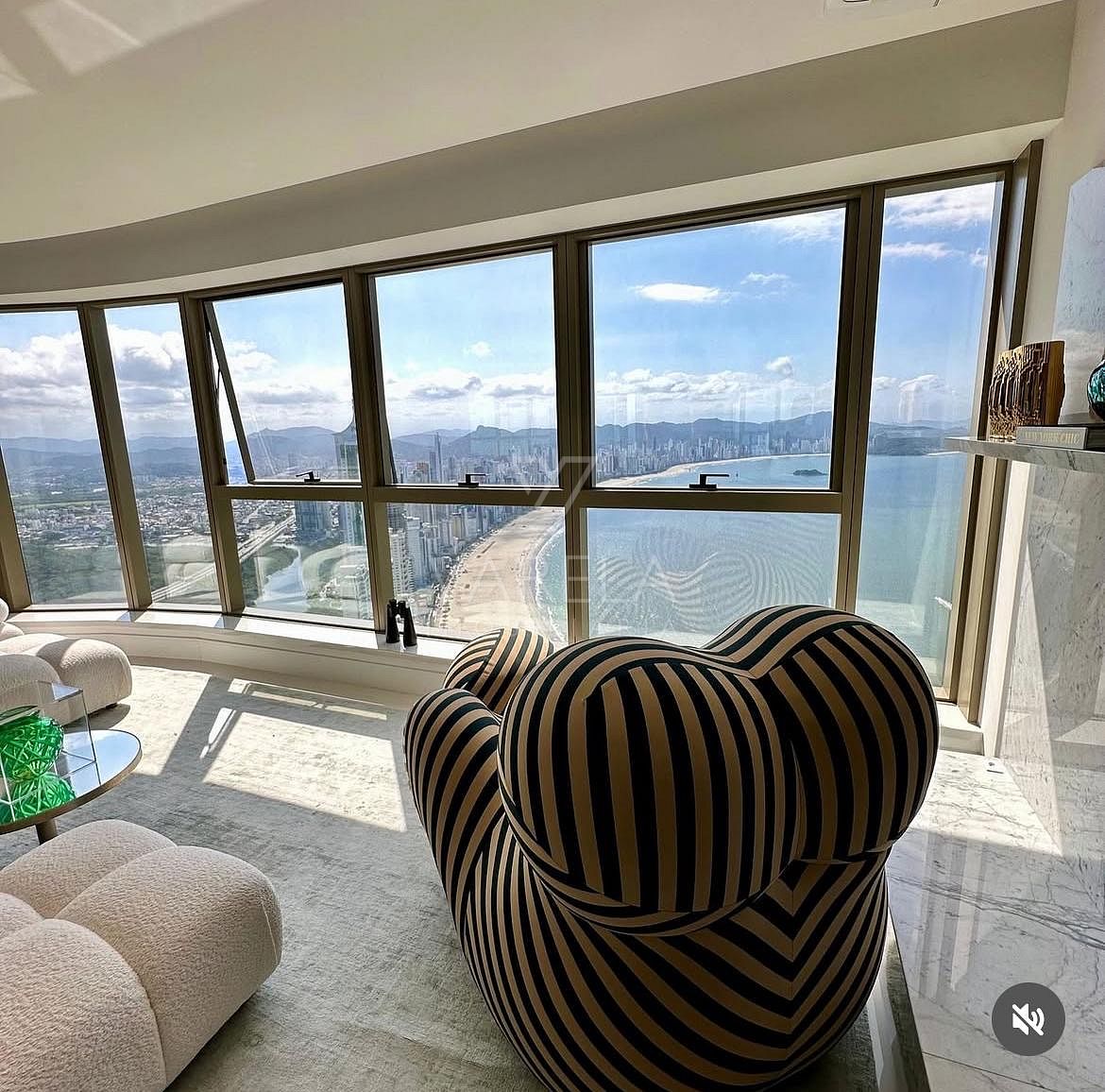 Vista da cidade a partir do living de um apartamento alto em Balneário Camboriú