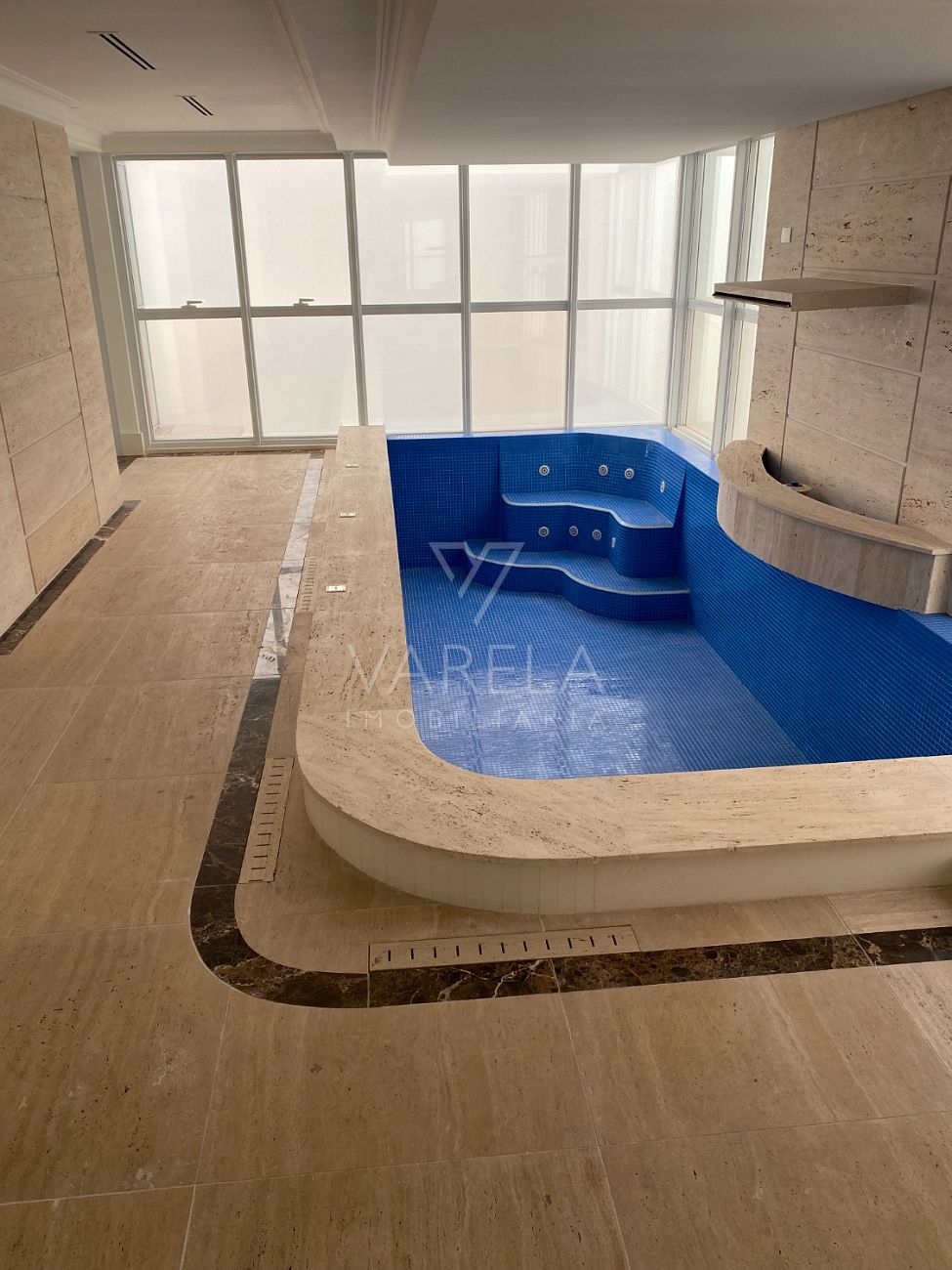 Condomínio de apartamento de alto padrão em Balneário Camboriú: piscina coberta da área de lazer