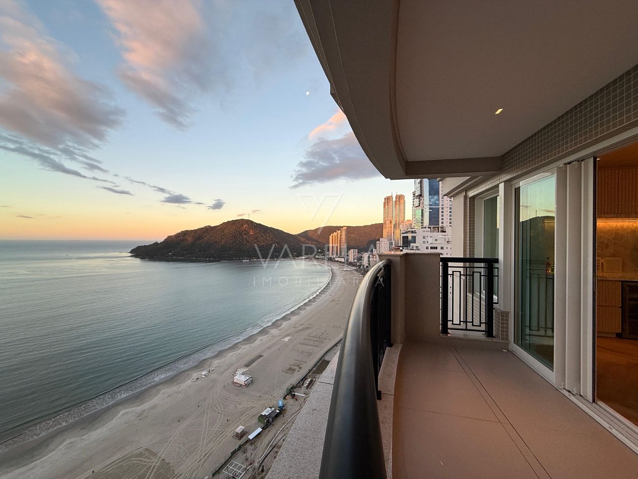 Morar em Balneário Camboriú: vista da praia central a partir da varanda de um apartamento na orla