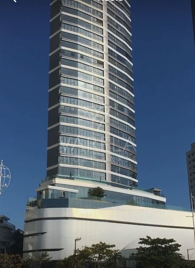 Fachada de torre residencial de alto padrão em Balneário Camboriú vista da rua