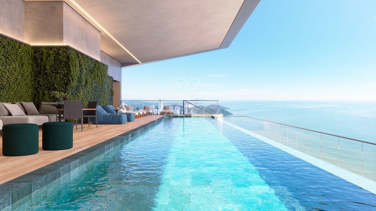 Pavimento de lazer com piscina de borda infinita e deck em prédio de alto padrão no Centro de Balneário Camboriú